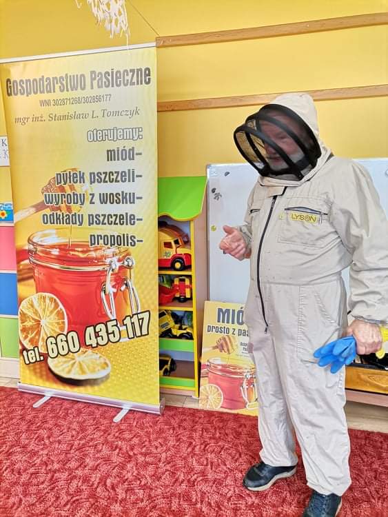 Pszczelarze gościli u Maluchów w „Czerwonym Kapturku”