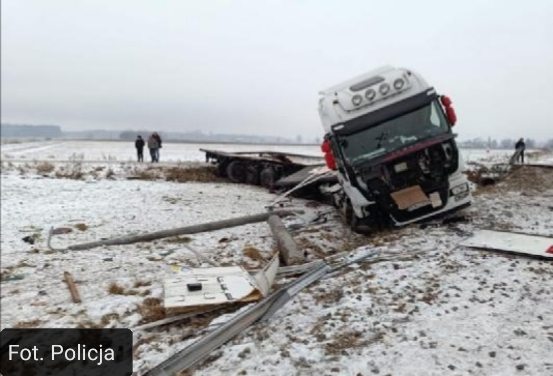 Ciężarówka wjechała pod pociąg – Nie żyje jedna osoba