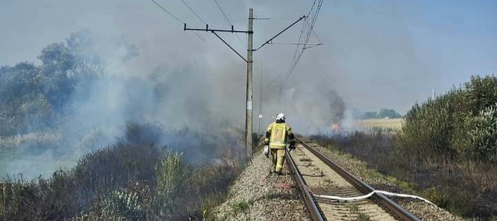 Ogromny pożar nasypów kolejowych zdaje się opanowany