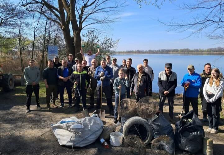 🎣 WĘDKUJĄ, ALE TEŻ SPRZĄTAJĄ 🪣🧹