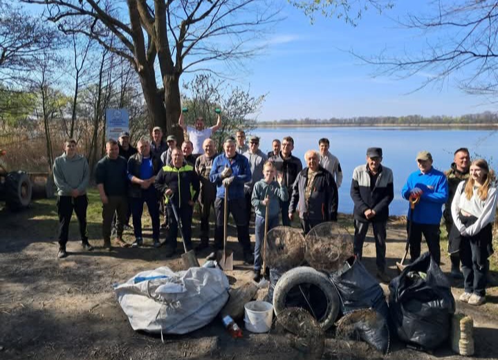 🎣 WĘDKUJĄ, ALE TEŻ SPRZĄTAJĄ 🪣🧹